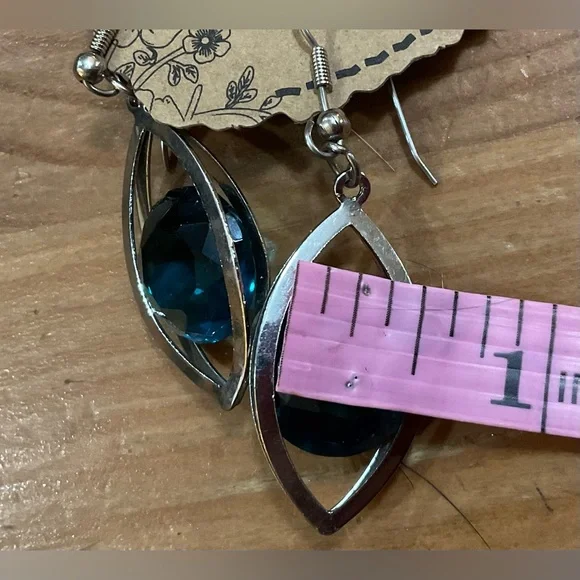 Woman’s round blue topaz stone in the center of silver dangle/ hanging earrings - Picture 5 of 6